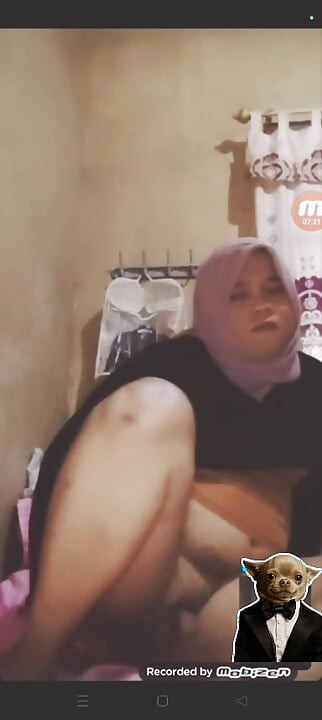 Ivvy si masturba fino a quando non viene