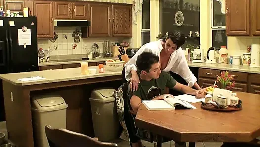 Мачеха-пума с большими сиськами хочет играть