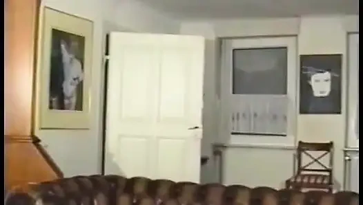 Возбужденной крошке нравится лизать ее пизду перед тем, как ее шпилят в тройничке