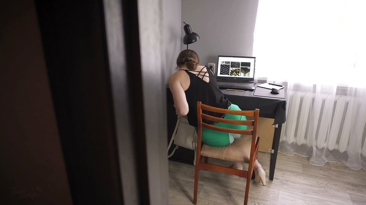 찢어진 바지를 입은 동료를 엿보기