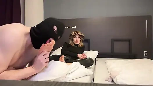 Er schnüffelt, leckt und massiert meine verschwitzten Füße.