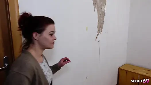 Minik Alman kızıl saçlı evli kadın Lizzy Rose işçiyi sert aldatan sikiş için baştan çıkarıyor