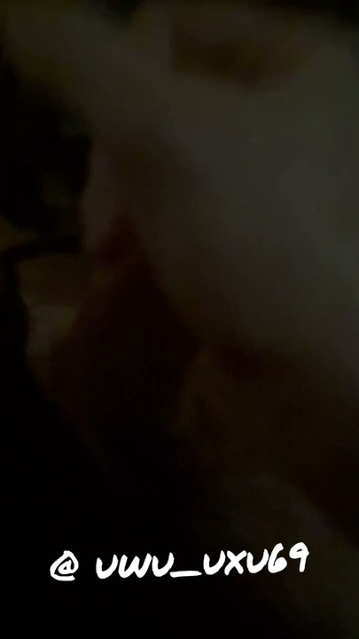 Chica masturbándose con un chico)