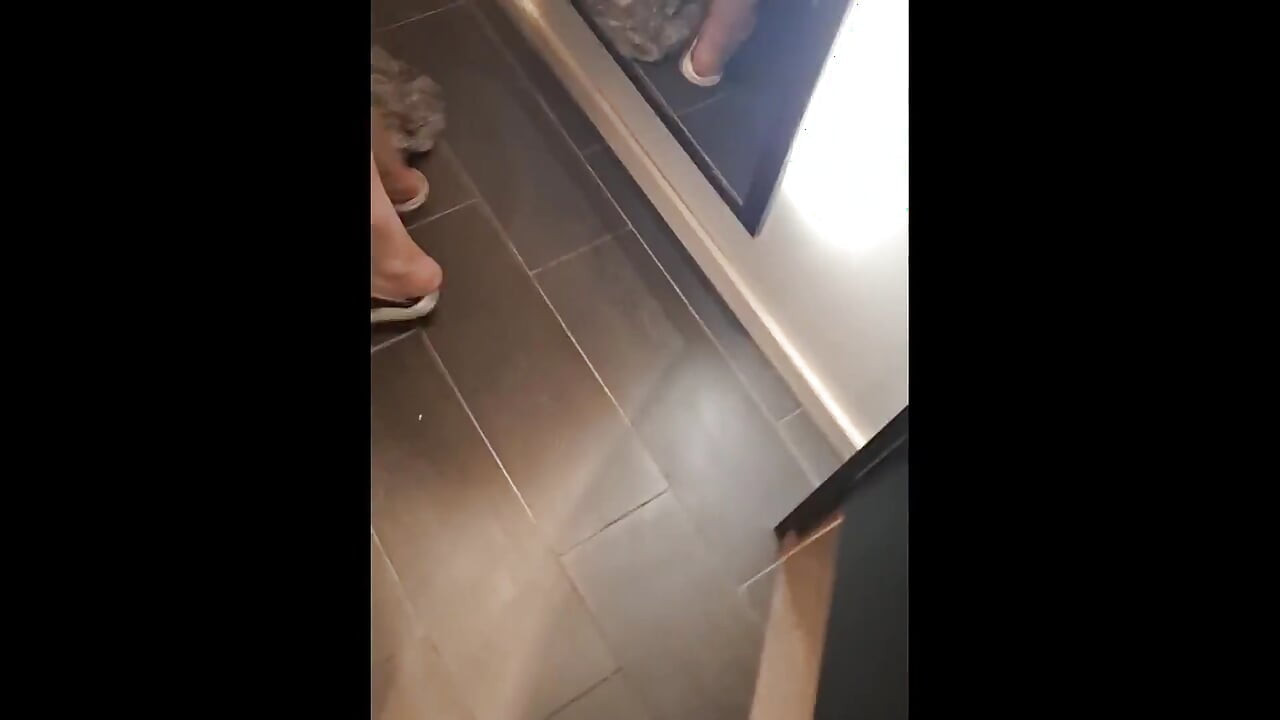 夫の親友に更衣室でセックスされた