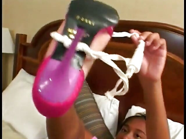 Jovem morena gostosa leva a buceta fodida e coberta de porra