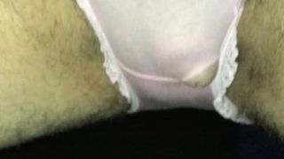 Há um pequeno buraco na minha calcinha de algodão rosa ...