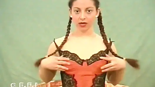 Teeny Throne трахает хуй ее тугое очко