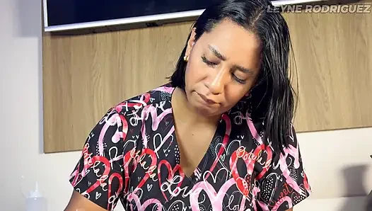 Pijat tubuh aduhai cewek semok latina dengan tubuh aduhai yang berakhir dengan happy ending