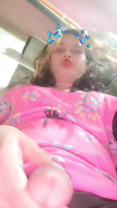 Zoya Shezadi Going to Secret Small Room to Mood Fresh for Myself