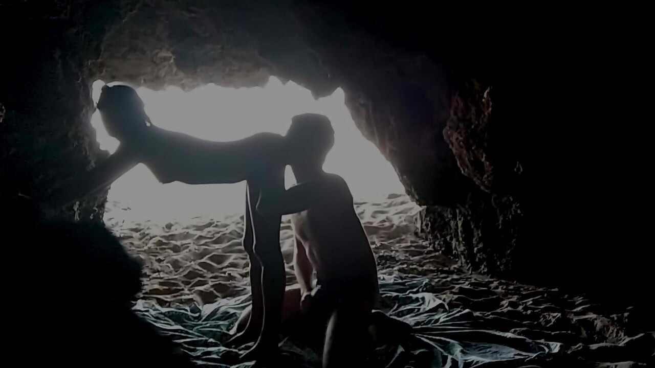 Pasangan direkam di pantai, di dalam gua