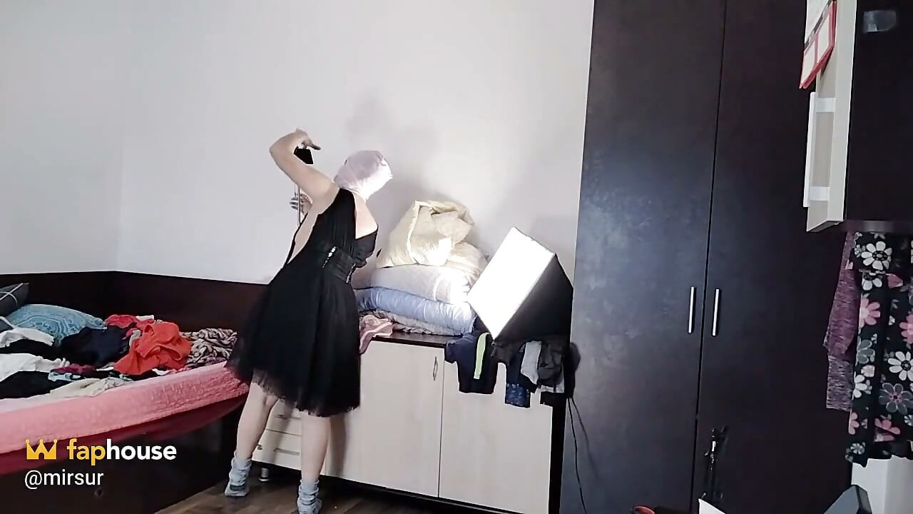 Femeie latino sexy încearcă și taie haine