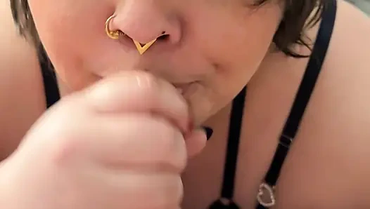 İç çamaşırlı sikini emiyor