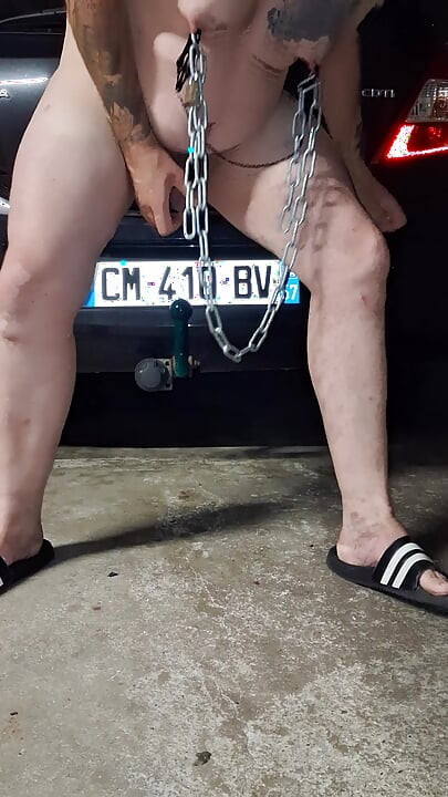 Chains on the nipples on towbar in the garage