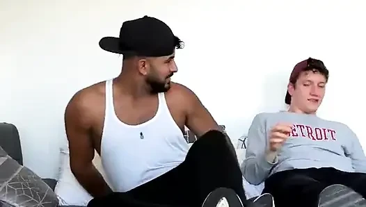 Kim Birbirini Tanımaya Çalışan Iki Adama Hizmet Etmek Ister?