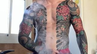 Hombres tatuados sexy en la cocina