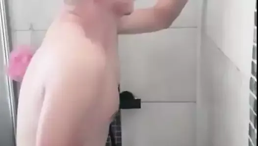Un garçon en forme se branle et jouit sous la douche