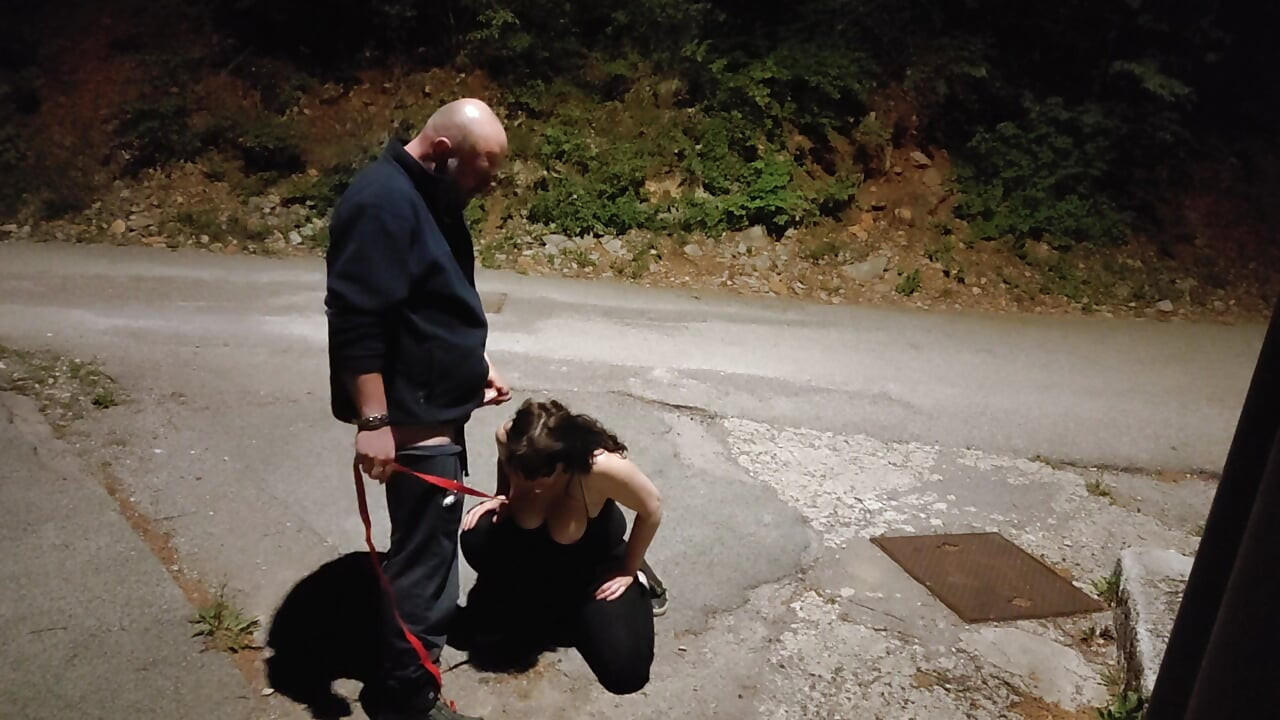 Soțul mă lasă să sug sperma de pe pula prietenului său. Vreau mai mult.