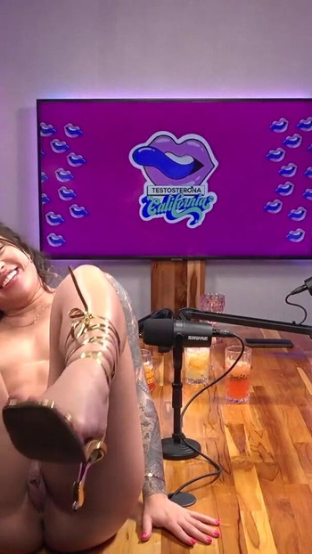 Uzbudljiv trenutak iz "Seksi debela cura i nestašna Japanka maze se na kalifornijskom TV podcastu"