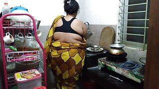 Dapur Saya Saree Pahana desi makcik panas Ki Chudai - (Makcik tamil berusia 55 tahun berkongkek di dapur)