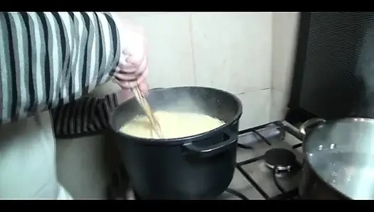 Wanita, Soda dan Spaghetti