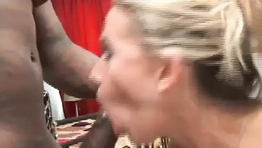 Sansasyonel sarışın büyük yarağı seviyor