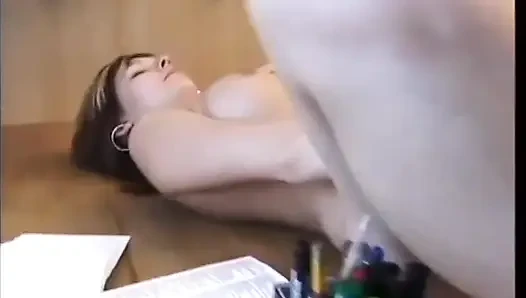 Azgın genç üniversiteli kız mutfakta büyük dildoyla amına mastürbasyon yapıyor