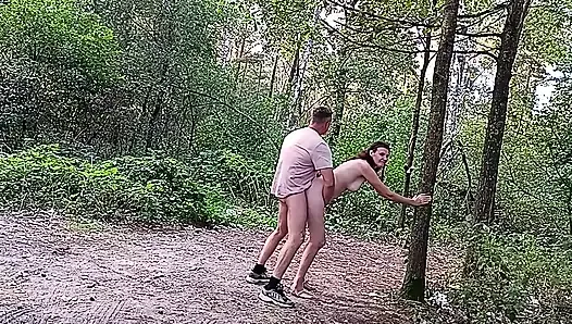 Sexe rapide décontracté d’un mari et de sa femme dans la forêt!