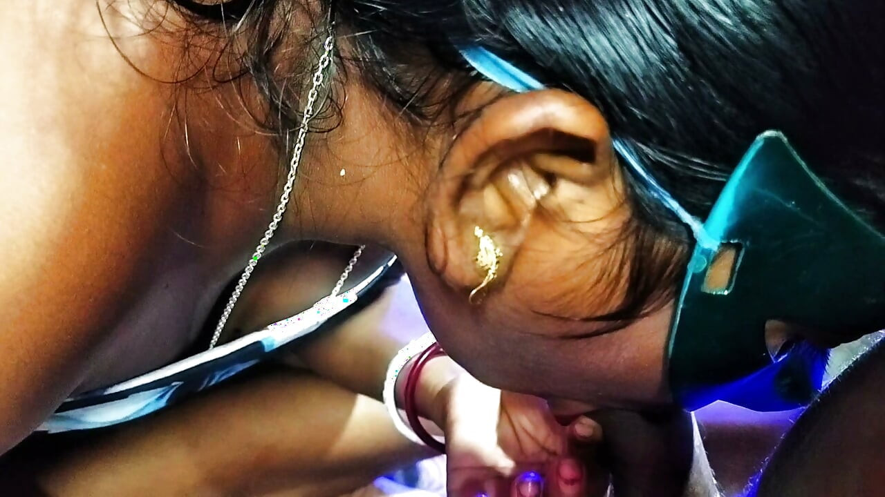 Mamoni bhabi a beijar a pila de forma tão romântica, tão sexy e quente, beijo na boca e mamada