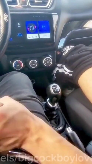 Дальнобойщики кончают на шоссе, дроча друг другу, много спермы, большие хуи. | Клип 1