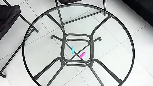 Aku kalah taruhan dengan teman-temanku dan aku harus menonton saat sahabatku menempatkan semua kontol kerasnya di depan pacar latina pantat besarku di depanku.