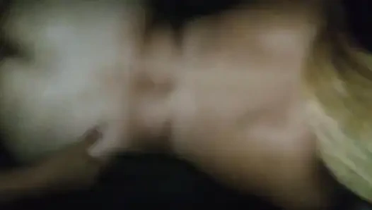 Ich habe die Muschi der verheirateten Blondine im verlassenen Haus geleckt