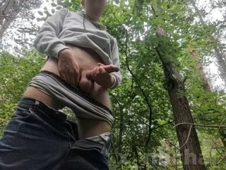 Un minet polonais sexy de 18 ans avec une énorme bite jouit dans la forêt