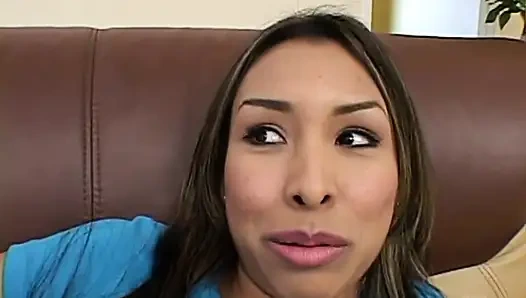 Sürtük Asyalı kaltak büyük sert yaraklarla sikilmeyi seviyor