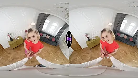 Molly Симпатичная сравнивает дилдо с настоящим хуем, затем требует спермы - TeenMegaWorld