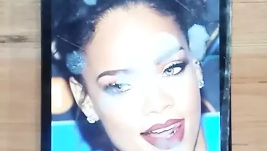 Rihanna boşalıyor