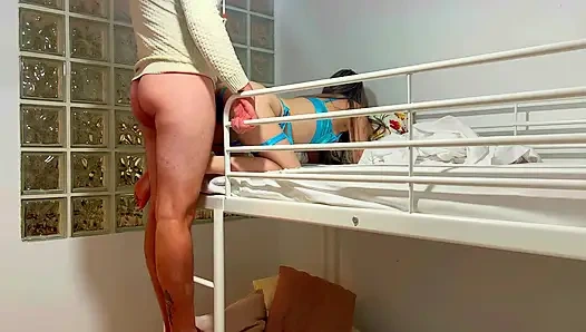 Uyan, üvey abla! Artık sevişme zamanı!