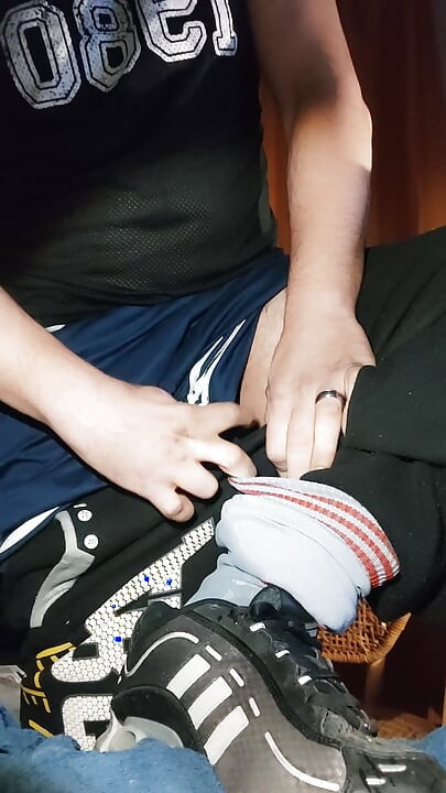 Ultra dirty dirtyjunkbro urinira u čarapama i sportskim cipelama