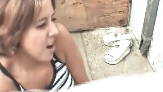 Esmer hatun ateşli saksoda büyük yarağı yutuyor
