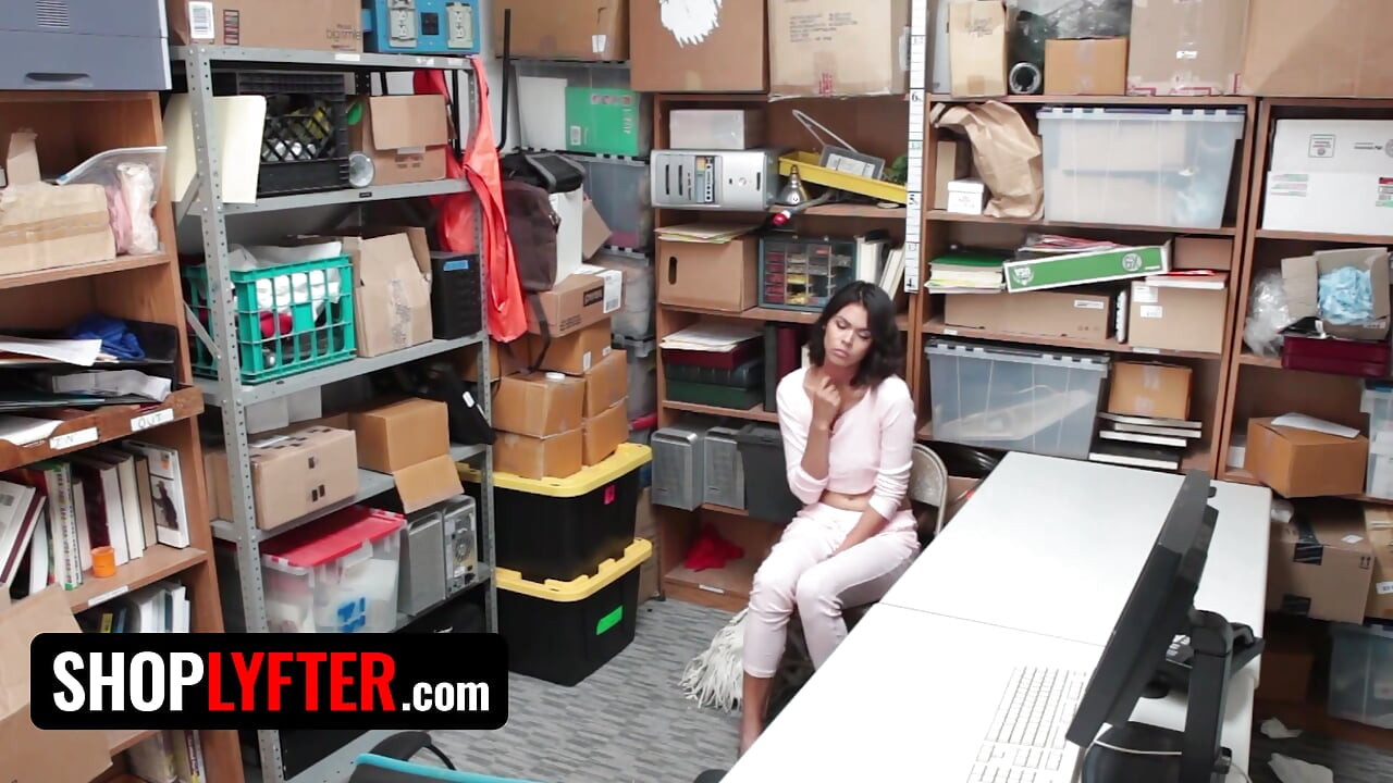 Shoplyfter - Hot Ebony Vixen Kat Arina Gaggs on Officer's Dick to Avoid Troubles with the Law