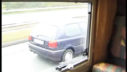 Блондинку-крошку вспахали в машине в тройничке