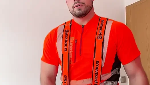 Hivis'teki oduncu büyük yarağını ve kas ibadetini sıvazlıyor