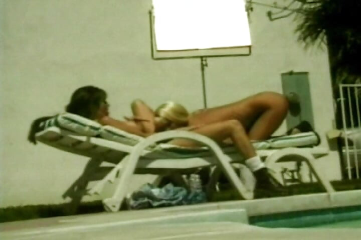 ดาราหนังโป๊นมใหญ่แพลตตินัมแชร์ดิลโด้ข้างสระน้ํา