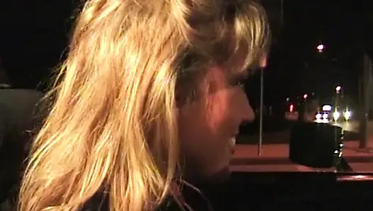 Versaute Taxifahrt mit heißer Blondine