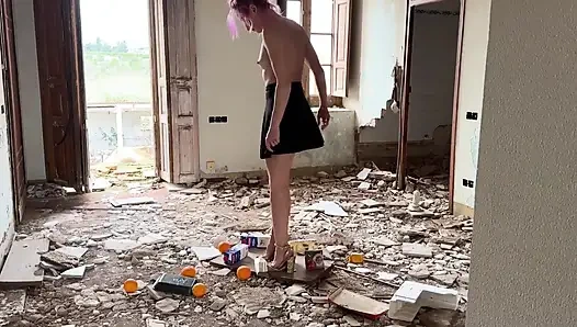 Dihancurkan di bawah sepatu hak tinggi