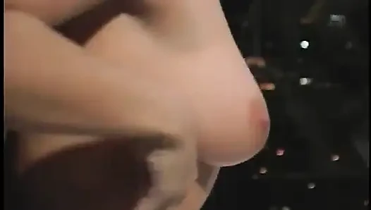 Sexy küken lutscht schwanz in einem hochzeitskleid, fickt anal und wird ins gesicht gesahnt