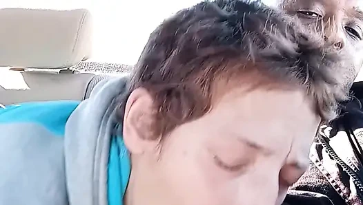 Edepsiz sokak fahişesi kahvaltıda dölümü içiyor. MİLF