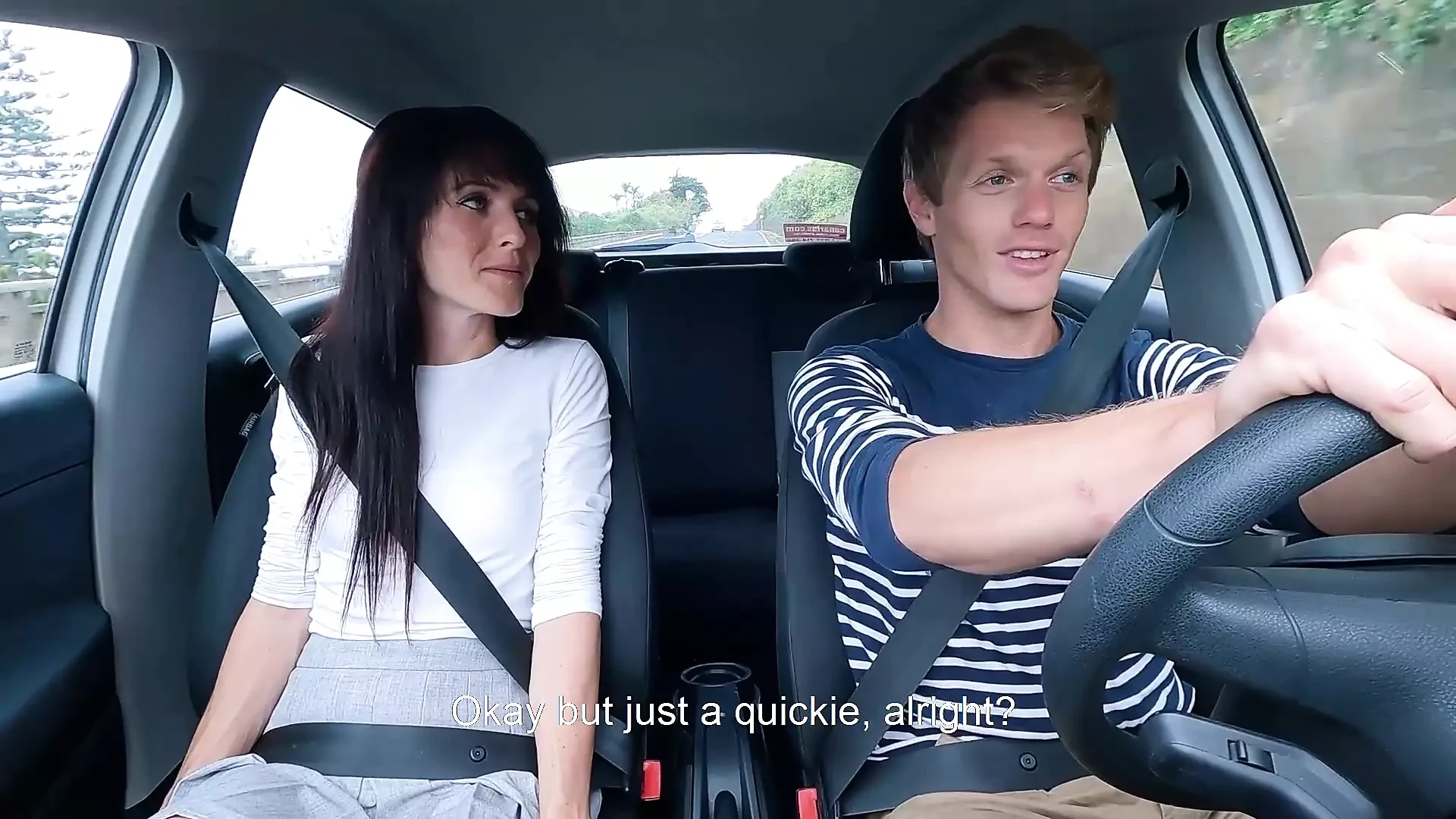Hacer trampa al novio en el asiento trasero en mr. coche de pussylicking