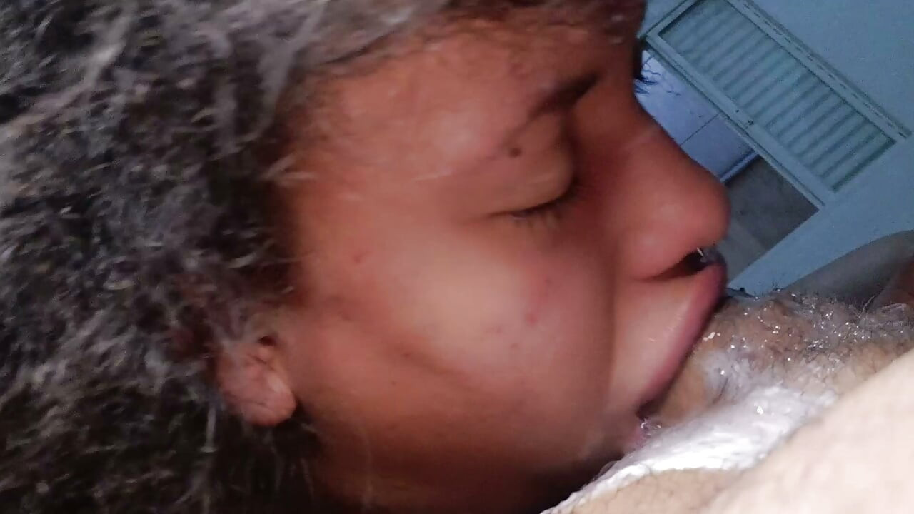 Mucha saliva rebosante de esa boca pervertida, hasta el orgasmo del.