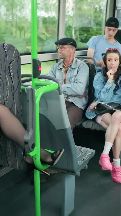 Emotivni trenutak iz "MATURE4K. Tako sam mokra i želim ti popušiti kurac u autobusu"