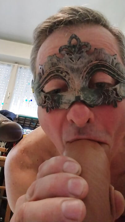 Transsexuala Alberna se fute și își întinde pizda larg cu un vibrator gri